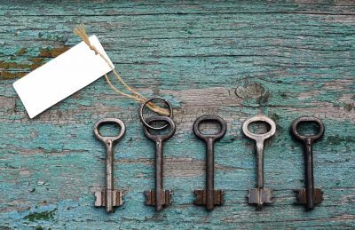 Door key with blank card among other ones - XLerant